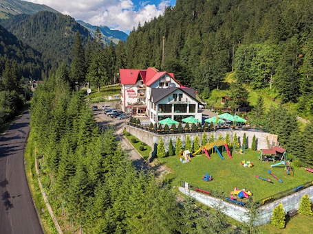 Außenbereich. Hotel Piscul Negru