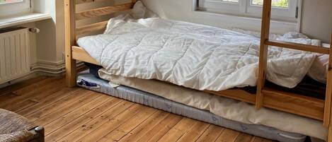 6 bedrooms, iron/ironing board, WiFi, bed sheets