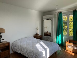 Iron/ironing board, WiFi, bed sheets