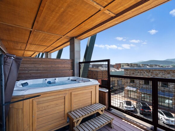 Outdoor spa tub