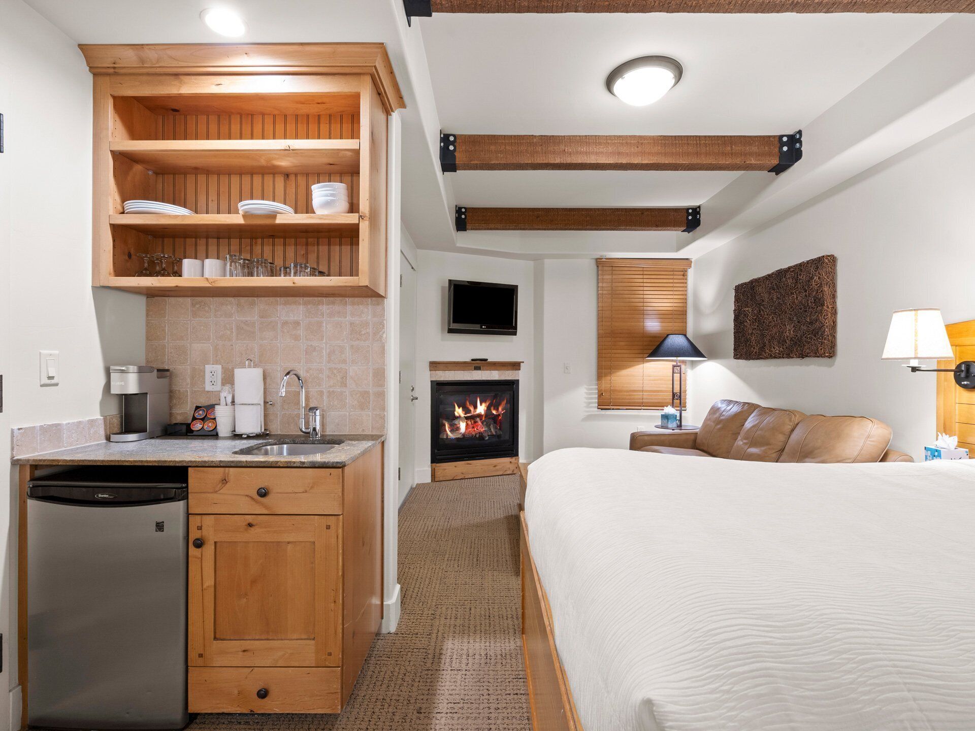 Bedroom / Queen Bed / Kitchenette