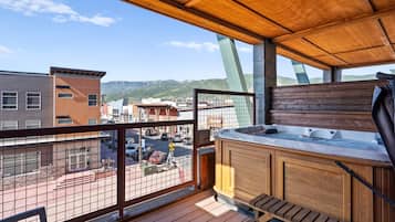 Tina de hidromasaje al aire libre