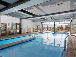 Una piscina techada, una piscina climatizada