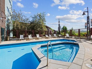 Una piscina techada, una piscina climatizada