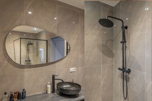 Hair dryer, towels, soap, toilet paper - A Somptuous Canal Penthouse in the Emperor's Canal in Amsterdam! (Amsterdam)