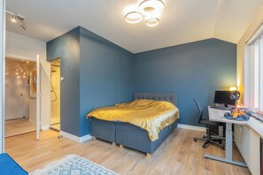 2 bedrooms, iron/ironing board, WiFi, bed sheets - A Somptuous Canal Penthouse in the Emperor's Canal in Amsterdam! (Amsterdam)