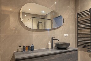 ヘアドライヤー、タオル、石鹸、トイレットペーパー