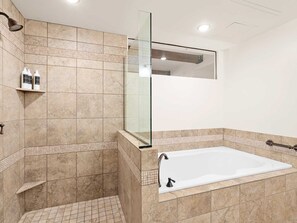 Douche, sèche-cheveux, serviettes fournies