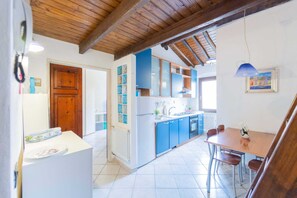 Kylskåp, ugn, spishäll och kaffe- och tebryggare