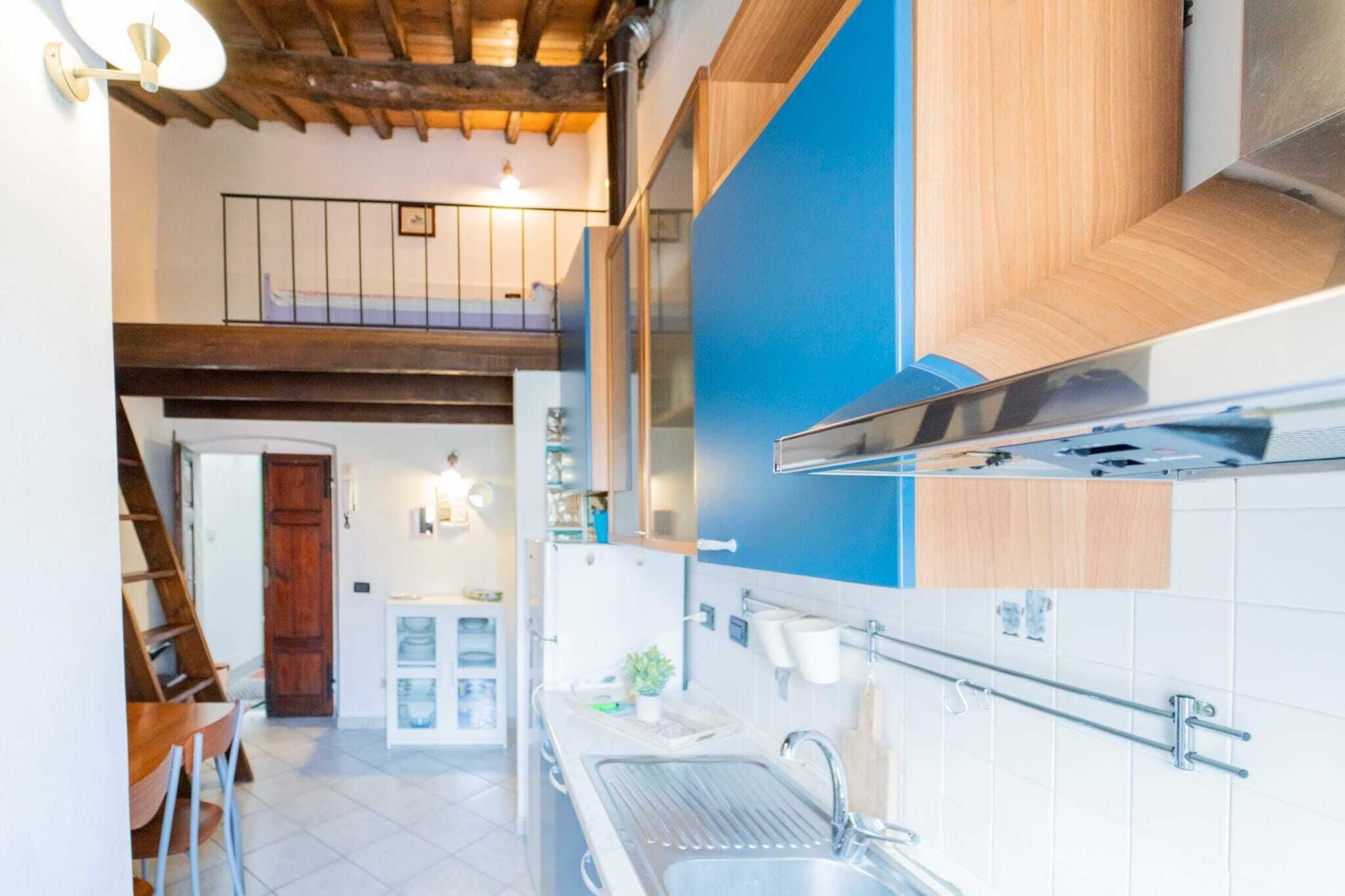 Una cocina con techo de madera, pared azul de acento y campana extractora de acero inoxidable.