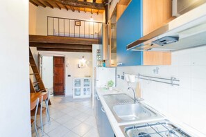 Fridge, oven, stovetop, coffee/tea maker
