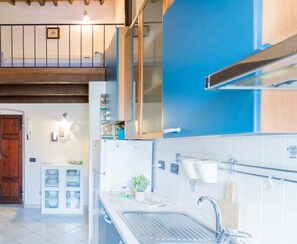 Fridge, oven, stovetop, coffee/tea maker