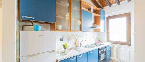 Frigorífico, horno, placa de cocina y cafetera o tetera