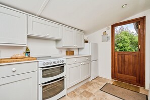 Oven, cookware/dishes/utensils - Sixpenny Cottage (Yarmouth)