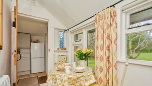 Dining - Sixpenny Cottage (Yarmouth)