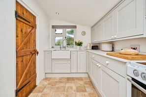 Uuni, keittoastiat/astiat/ruokailuvälineet