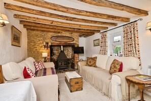 LCD TV - Sixpenny Cottage (Yarmouth)