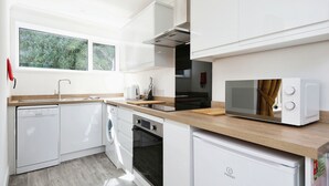 Oven, stovetop, cookware/dishes/utensils - Compton at the Aqua (Shanklin)
