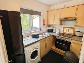 Oven, cookware/dishes/utensils - Thistle Cottage (Ryde)