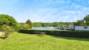 Property grounds - Thistle Cottage (Ryde)