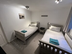 2 多间卧室、床单