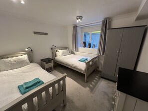 2 bedrooms, bed sheets - Esplanade House (Ventnor)