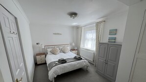 Unclassified image, 3 of 35, button - Esplanade House (Ventnor)