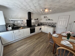 オーブン、コンロ、調理器具と食器