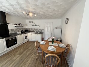 オーブン、コンロ、調理器具と食器