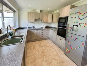 Oven, stovetop, cookware/dishes/utensils - Beachfield Breeze (Bembridge)