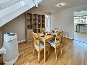 Dining - Beachfield Breeze (Bembridge)