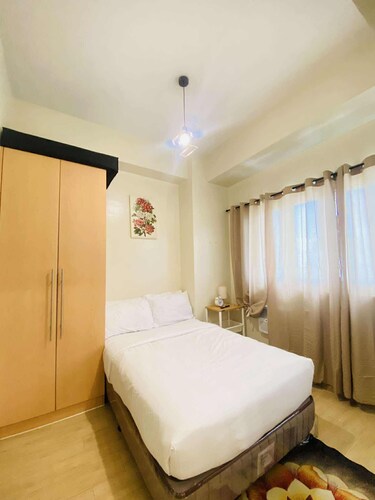 Room-cozy Iloilo City Condo Room With Sh
