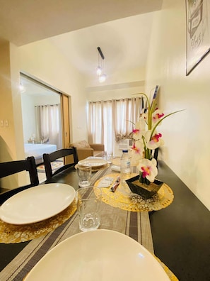 Room, 1 Bedroom, Balcony | Ruang makan
