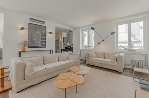 Fernseher, Bücher, Stereoanlage