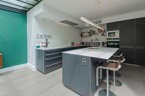 Kühlschrank, Mikrowelle, Ofen, Geschirrspüler