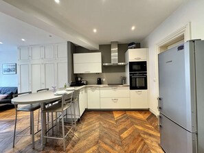 Mikrobølgeovn, ovn, opvaskemaskine, højstol