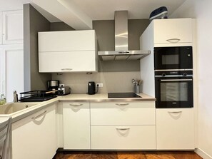 Mikrobølgeovn, ovn, opvaskemaskine, højstol