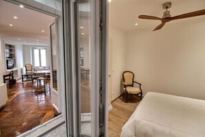 Tabla de planchar con plancha, wifi, ropa de cama