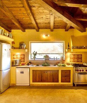 Microonde, forno, piano cottura, lavastoviglie