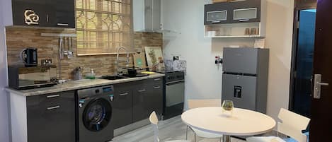 Réfrigérateur, micro-ondes, plaque de cuisson, cafetière/bouilloire
