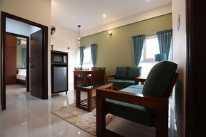 Double Luxury Suite Room With Kitchen (2Bhk) | Living area