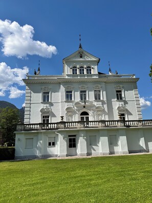 Exterior - Vacation apartment with mountain view and pool in the Grubhof castle park (Sankt Martin bei Lofer)