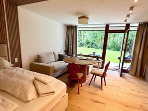 Smart TV, ping pong - Vacation apartment with mountain view and pool in the Grubhof castle park (Sankt Martin bei Lofer)