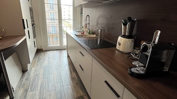 Micro-ondes, four, plaque de cuisson, lave-vaisselle
