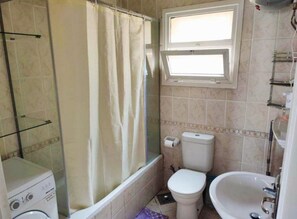 Secador de pelo, toallas, jabón y papel higiénico