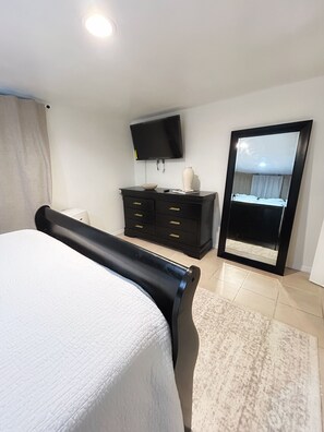 2 habitaciones, escritorio, tabla de planchar con plancha y wifi gratis 