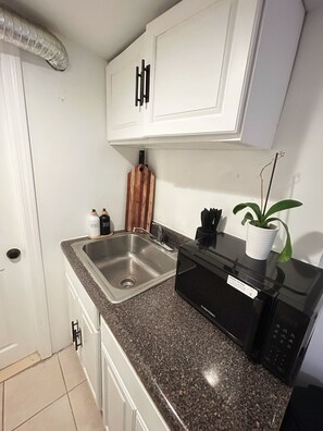 Cafetera y tetera, refrigerador, microondas y tostadora 