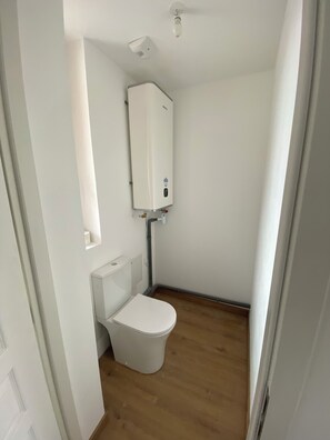 Douche, serviettes fournies, papier de toilette