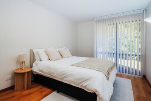 5 bedrooms, desk, iron/ironing board, free WiFi