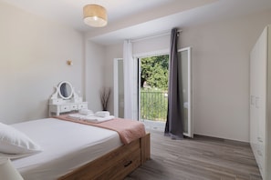 Iron/ironing board, bed sheets